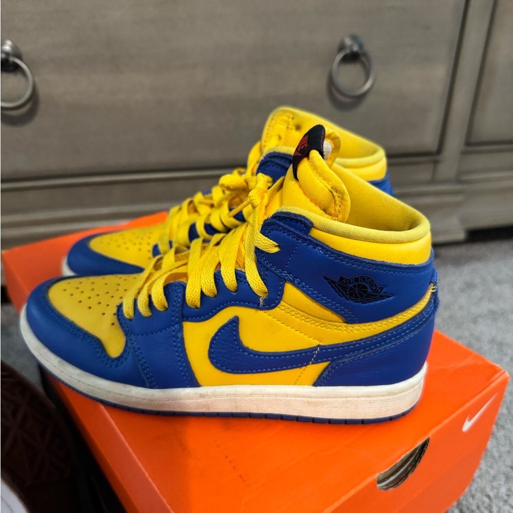 Jordan 1 mid youth size 3y